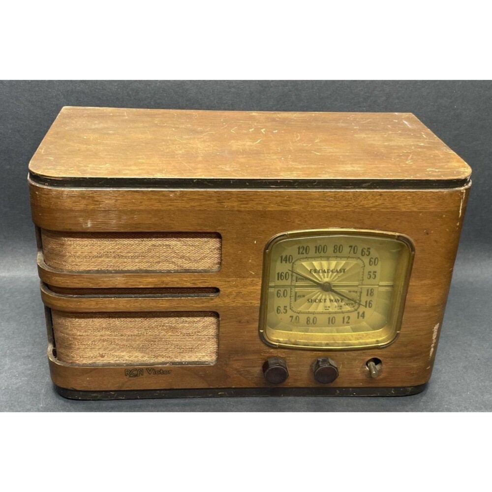 RCA Victor Broadcast Shortwave Radio Model 85T1 POWERS ON. FOR PARTS/ AS IS
